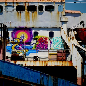 Cabine de commandement d'un navire rouillé recouverte d'un street-art - France  - collection de photos clin d'oeil, catégorie streetart